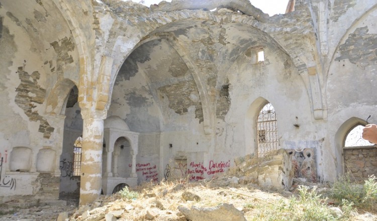 Στίχοι του Κούρδου Αχμέτ Καγιά και τσιτάτα του Τσε Γκεβάρα σε ναό στα Κατεχόμενα