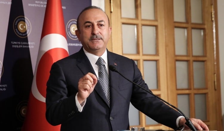 Ο Τσαβούσογλου ανακοίνωσε αναστολή της συμφωνίας επανεισδοχής της Τουρκίας με την ΕΕ