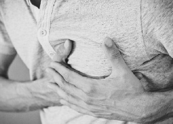 Covid-19: Αυξήθηκαν οι «ραγισμένες» καρδιές λόγω του στρες στη διάρκεια της πανδημίας