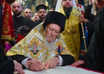 Ο Οικουμενικός Πατριάρχης Βαρθολομαίος υπέγραψε τον Τόμο Αυτοκεφαλίας στην Εκκλησία της Ουκρανίας