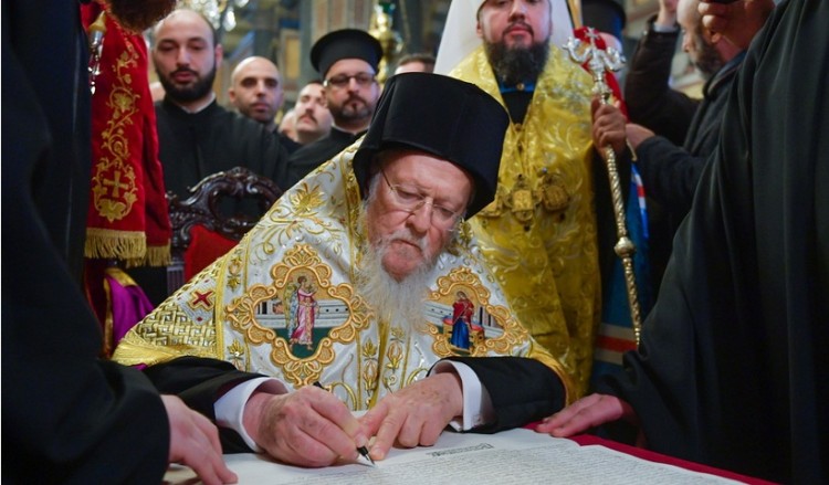 Ο Οικουμενικός Πατριάρχης Βαρθολομαίος υπέγραψε τον Τόμο Αυτοκεφαλίας στην Εκκλησία της Ουκρανίας