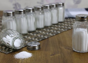 Προσοχή: Το πολύ αλάτι εξασθενεί την άμυνα του ανοσοποιητικού εν μέσω πανδημίας