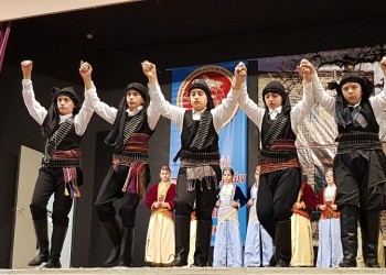 Ο ποντιακός σύλλογος Καλλιθέας-Συκεών σε παιδικό φεστιβάλ παραδοσιακών χορών (φωτο)