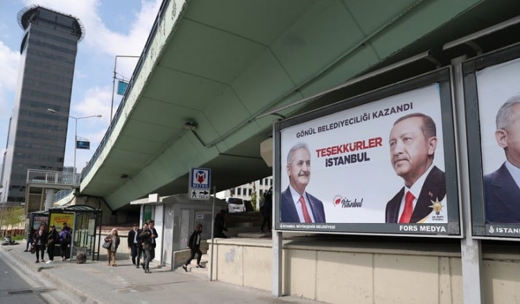 Μείωση δημοτικότητας του AKP στην Τουρκία και του κυβερνητικού εταίρου του
