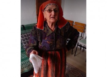 Η γιαγιά Αϊτέν Τοκμάκ τραγουδάει και χορεύει ελληνικό τραγούδι