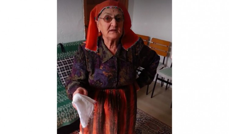 Η γιαγιά Αϊτέν Τοκμάκ τραγουδάει και χορεύει ελληνικό τραγούδι