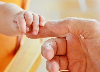 Πώς οι μεγαλύτερης ηλικίας πατέρες θέτουν σε κίνδυνο τη μητέρα και το αγέννητο παιδί τους