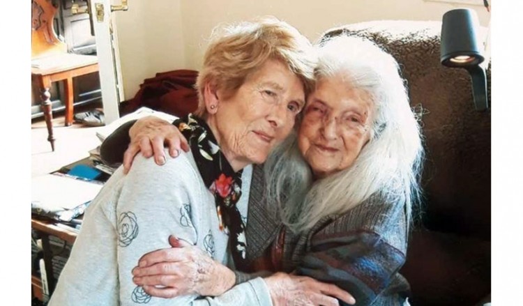 81χρονη υιοθετημένη Ιρλανδή γνώρισε για πρώτη φορά την 104χρονη μητέρα της!