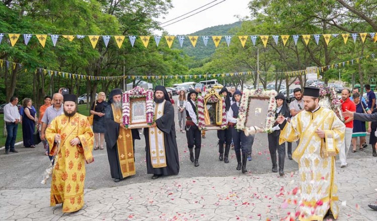 Λαμπρή γιορτή στη Μονή Βαζελώνος παρουσία τριών ιερών εικόνων του Πόντου (βίντεο)