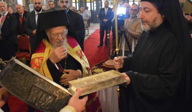 Απόστολος Πέτρος: Ο Οικουμενικός Πατριάρχης παρέλαβε αποτμήματα του ιερού λειψάνου του