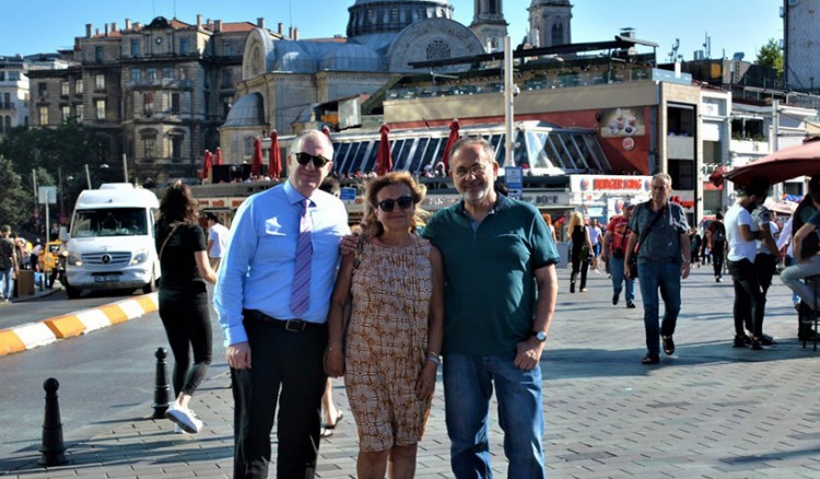 Σταυροδρόμι: Κρατά αναμμένο το καντήλι του ελληνισμού στην Πόλη (φωτο)