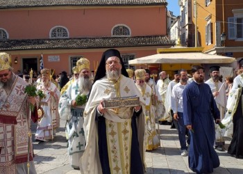 Συγκινητική και με λαμπρότητα η λιτανεία του ιερού σκηνώματος του Άγιου Σπυρίδωνα στην Κέρκυρα