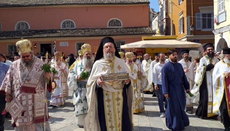 Συγκινητική και με λαμπρότητα η λιτανεία του ιερού σκηνώματος του Άγιου Σπυρίδωνα στην Κέρκυρα