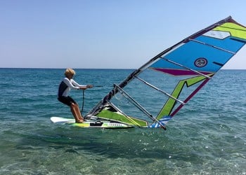 Η 81χρονη Αναστασία Γερολυμάτου έβαλε… πλώρη για το βιβλίο Γκίνες με windsurf!