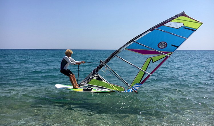 Η 81χρονη Αναστασία Γερολυμάτου έβαλε… πλώρη για το βιβλίο Γκίνες με windsurf!