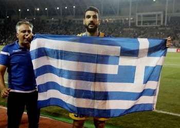 Σφυροκόπημα σε Κύπριο ποδοσφαιριστή που πανηγύρισε με την ελληνική σημαία στο Αζερμπαϊτζάν