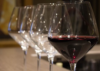Η μέτρια κατανάλωση κόκκινου κρασιού κάνει καλό (και) στο έντερο