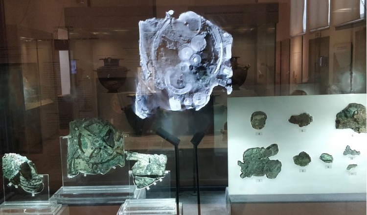 Μηχανισμός Αντικυθήρων και θραύσματα λίθων της Σελήνης στο Εθνικό Αρχαιολογικό Μουσείο