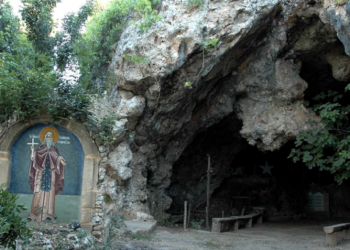 Στο σπήλαιο του Αγίου Ιωάννη του ερημίτη, η λειτουργία των Χριστουγέννων στα Χανιά