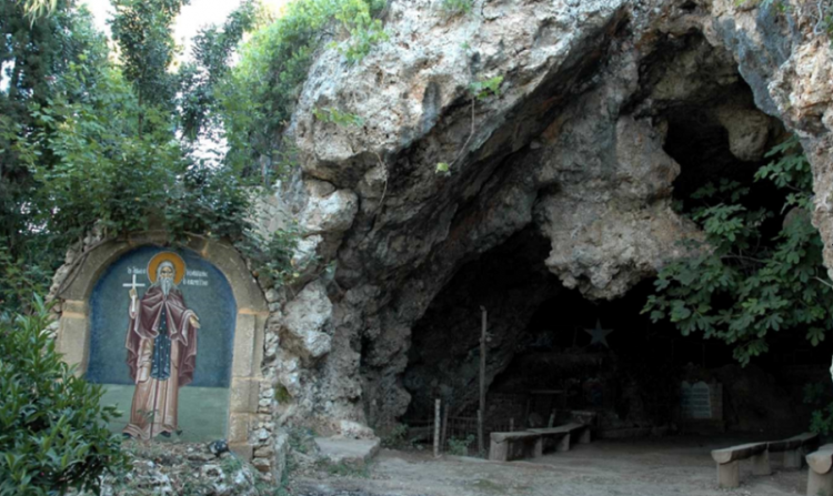 Στο σπήλαιο του Αγίου Ιωάννη του ερημίτη, η λειτουργία των Χριστουγέννων στα Χανιά