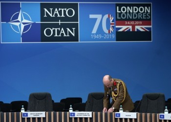 Η παράσταση Τραμπ-Μακρόν στη Σύνοδο του ΝΑΤΟ και στο βάθος η Γερμανία