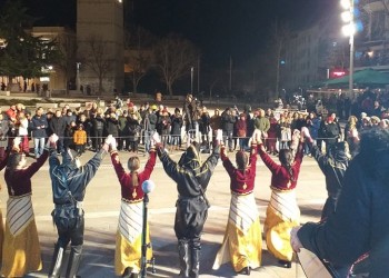 Παραδοσιακοί χοροί γέμισαν χρώμα την πλατεία της Κοζάνης (φωτο)