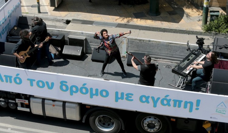 Η Πρωτοψάλτη με μουσικό φορτηγό στους δρόμους της Αθήνας (βίντεο)