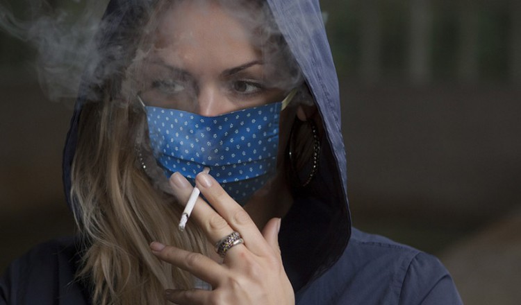 Κορονοϊός: Καπνιστές και ατμιστές κινδυνεύουν περισσότερο;