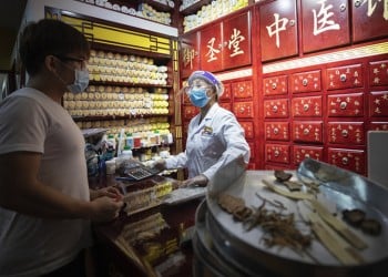 Κορονοϊός: Η Κίνα προωθεί θεραπείες βασισμένες και στην παραδοσιακή κινεζική ιατρική