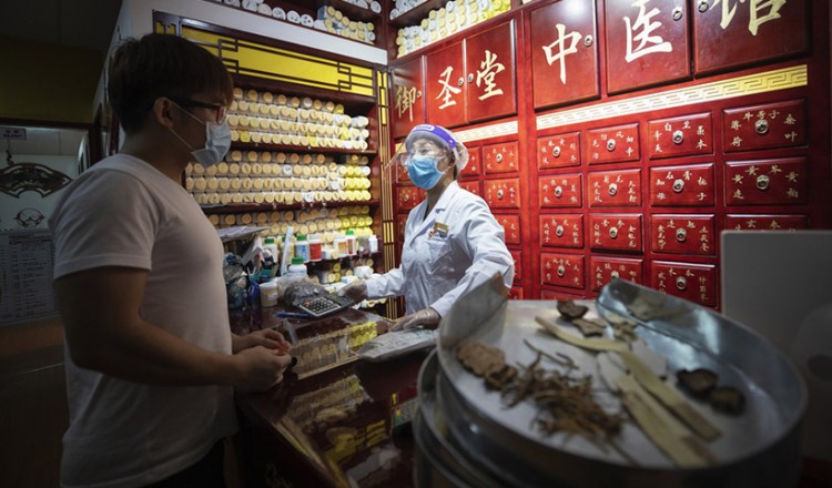 Κορονοϊός: Η Κίνα προωθεί θεραπείες βασισμένες και στην παραδοσιακή κινεζική ιατρική
