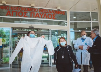 Στολές για γιατρούς και νοσηλευτές νοσοκομείων της Θεσσαλονίκης από το Κρατικό Θέατρο Βορείου Ελλάδος
