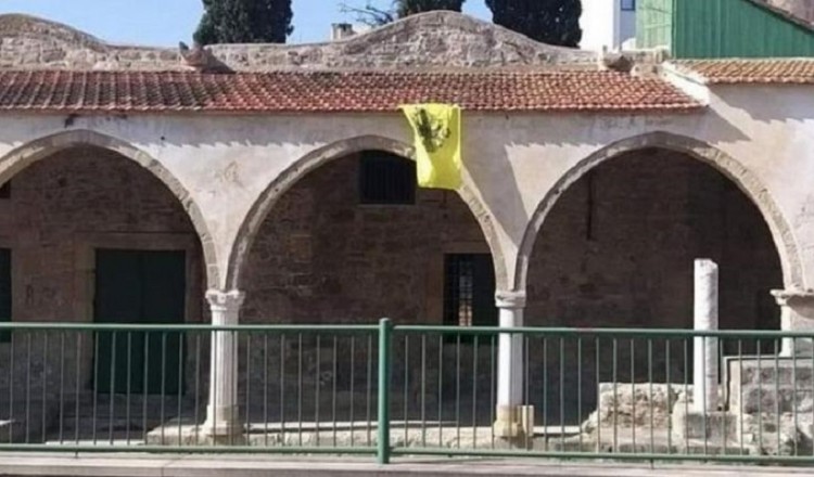 Ανέβασαν τη βυζαντινή σημαία σε τζαμί στη Λάρνακα
