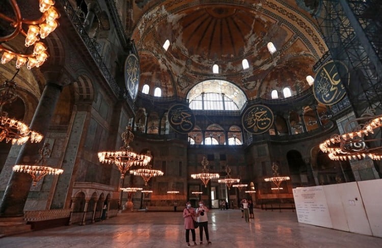 Η Αγία Σοφία έγινε τζαμί: Πώς θα καλυφθούν οι αγιογραφίες