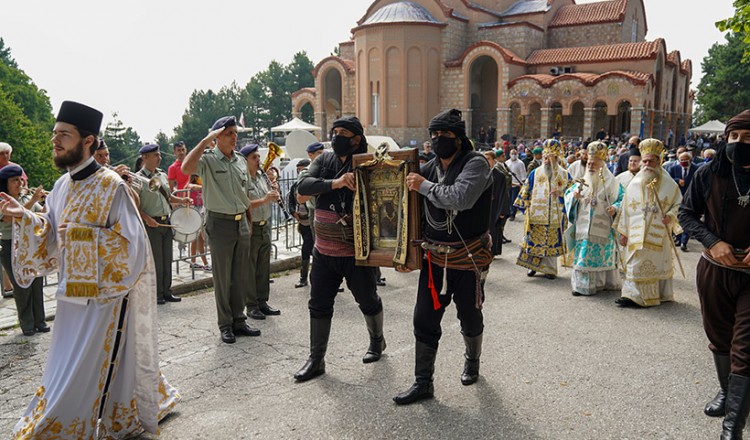 Ο εορτασμός της Κοίμησης της Θεοτόκου στην Παναγία Σουμελά στο Βέρμιο σε 24 κλικ (φωτο)