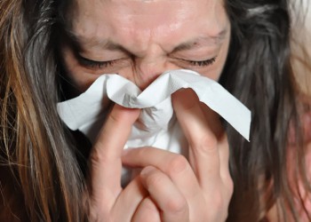 Το κοινό κρυολόγημα, σύμμαχος κατά της γρίπης – και ίσως και του κορονοϊού