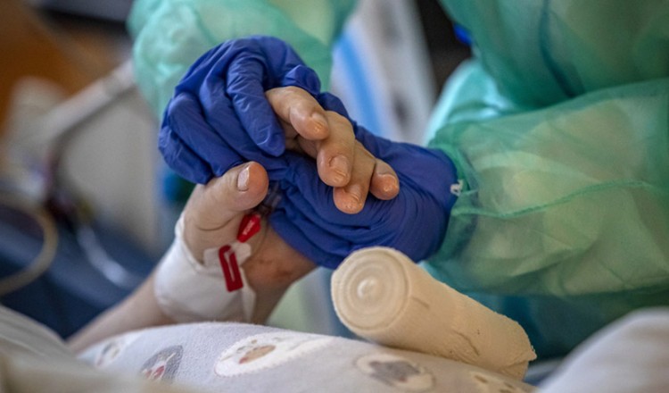 Φλώρινα: «Μην υποτιμάτε τον ιό» – Ασθενής περιγράφει τη μάχη της με τον ύπουλο εχθρό