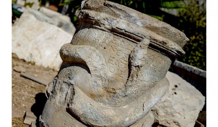 Βωμός 2.000 ετών με ελληνική γραφή που βρέθηκε στα Πάταρα (φωτ.: Anadolu)