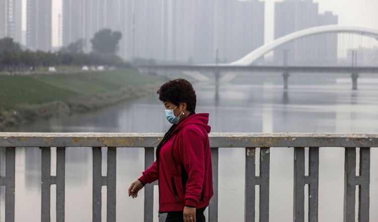 Έρευνα: Η ρύπανση του αέρα αυξάνει τους θανάτους από Covid-19
