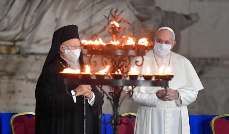 Οικουμενικός Πατριάρχης Βαρθολομαίος και Πάπας Φραγκίσκος προσευχήθηκαν για την ειρήνη (βίντεο)