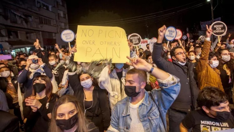Κύπρος: Τουρκοκύπριοι ακτιβιστές διαδήλωσαν στην κατεχόμενη Λευκωσία κατά του Ερντογάν (βίντεο)