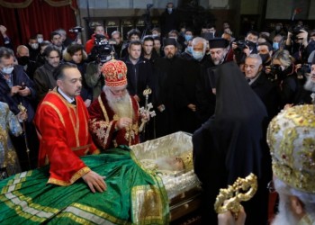 Σερβία: Απίστευτος συνωστισμός στο λαϊκό προσκύνημα του Πατριάρχη Ειρηναίου