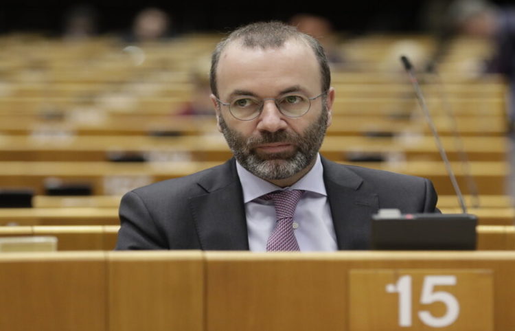Ο επικεφαλής της Κοινοβουλευτικής Ομάδας του Ευρωπαϊκού Λαϊκού Κόμματος στο Ευρωπαϊκό Κοινοβούλιο Μάνφρεντ Βέμπερ (φωτ.: EPA/ Olivier Hoslet)