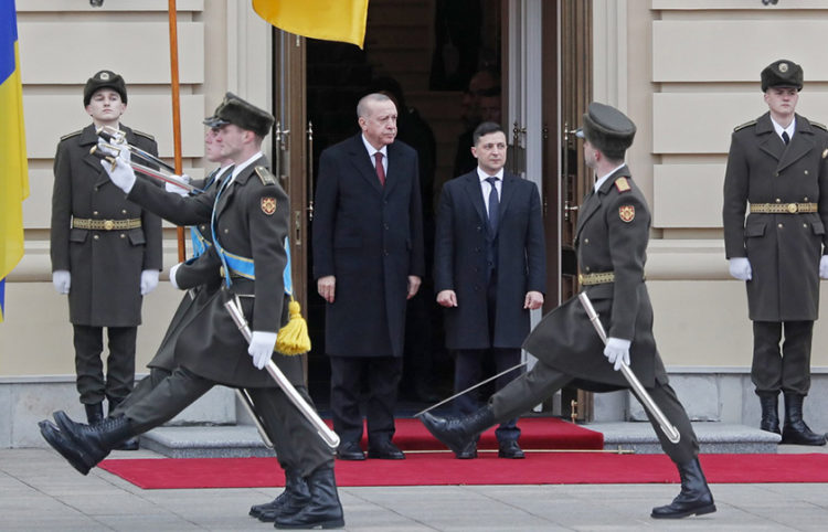 Οι πρόεδροι της Ουκρανίας και της Τουρκίας, Βολοντίμιρ Ζελένσκι και Ρετζέπ Ταγίπ Ερντογάν, στο Κίεβο στις 3 Φεβρουαρίου 2020 (φωτ.: EPA / Sergey Dolzhenko)