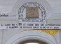 Η είσοδος και η επιγραφή για τα θύματα της Γενοκτονίας στο καθολικό της Λαυρεντιανής Μονής Μεταμορφώσεως του Σωτήρος - Νέα Σουμελά (φωτ.: Φίλιππος Φασούλας)