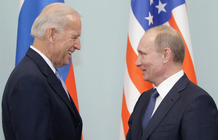 Ο Πούτιν συγχαίρει τον Μπάιντεν που μόλις έχει εκλεγεί αντιπρόεδρος των ΗΠΑ, τον Μάρτιο του 2011 (φωτ.: EPA / Maxim Shipenkov)
