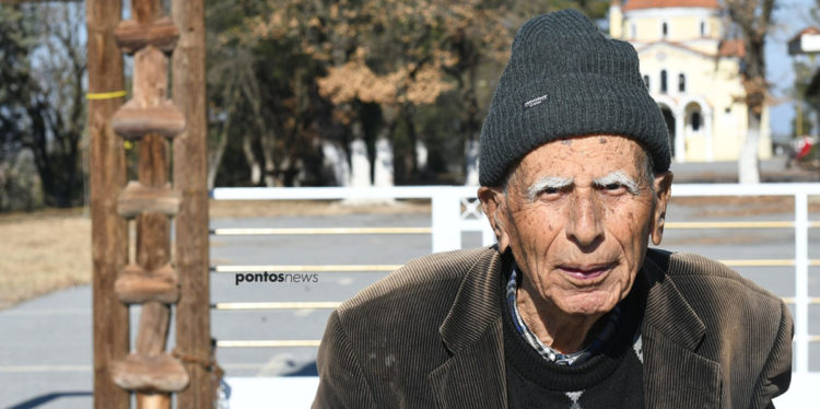 Ο Μίμης Τσελεπίδης, ή αλλιώς θείος Μίμης, υποδέχθηκε το pontosnews.gr στο χωριό του, την Αγροσυκιά Πέλλας (φωτ.: Φίλιππος Φασούλας)