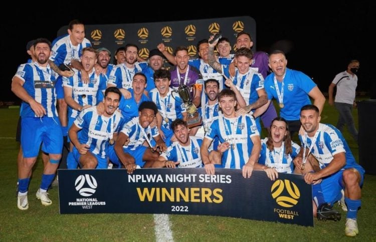 Η ομάδα ποδοσφαίρου Αθηνά με το κύπελλο που κατέκτησε (φωτ.: floreatathenafc.com.au)