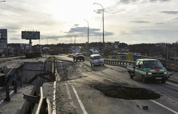 Κατεστραμμένη γέφυρα πάνω από τον ποταμό Ιρπίν στο Χοστομέλ, στην περιφέρεια του Κιέβου (φωτ.: EPA / Oleg Petrasyuk)
