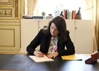 Η υπουργός Εξωτερικών της Σουηδίας Αν Λίντε
υπογράφει την αίτηση ένταξης στο NATO (φωτ.: EPA/Henrik Montgomery)