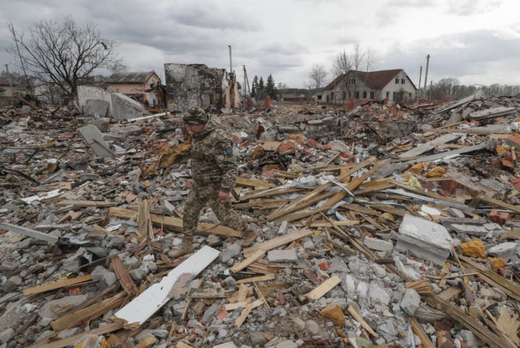 Ουκρανός στρατιώτης εξετάζει τα συντρίμμια των κατεστραμμένων κτηρίων, κοντά στο Μπρόβαρι, στην περιφέρεια του Κιέβου (φωτ. αρχείου: ΕPA/ Sergey Dolzhenko)